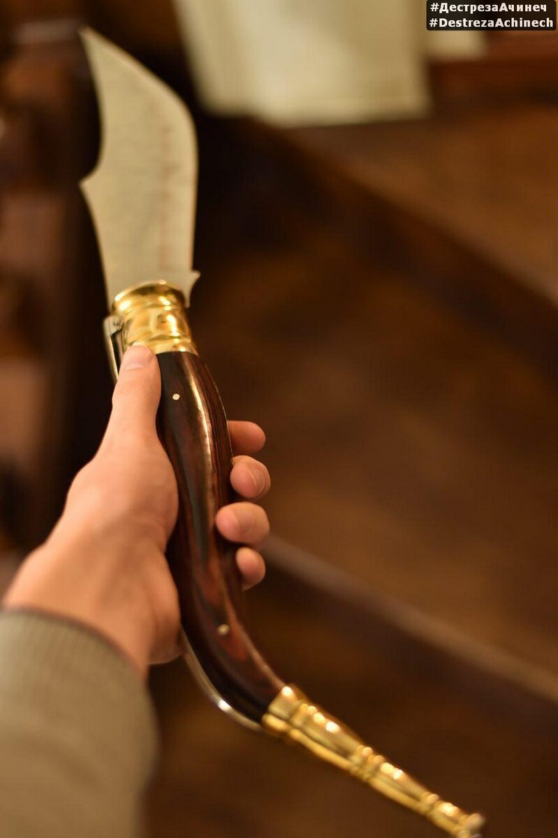 Наваха в руке директора школы Алексея Ивановича Явтушенко