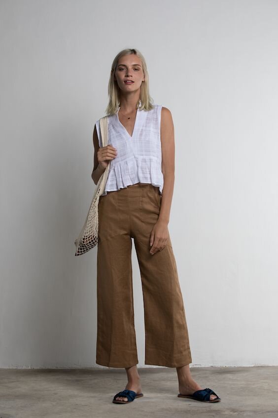 Женские коричневые брюки: правила выбора и сочетания