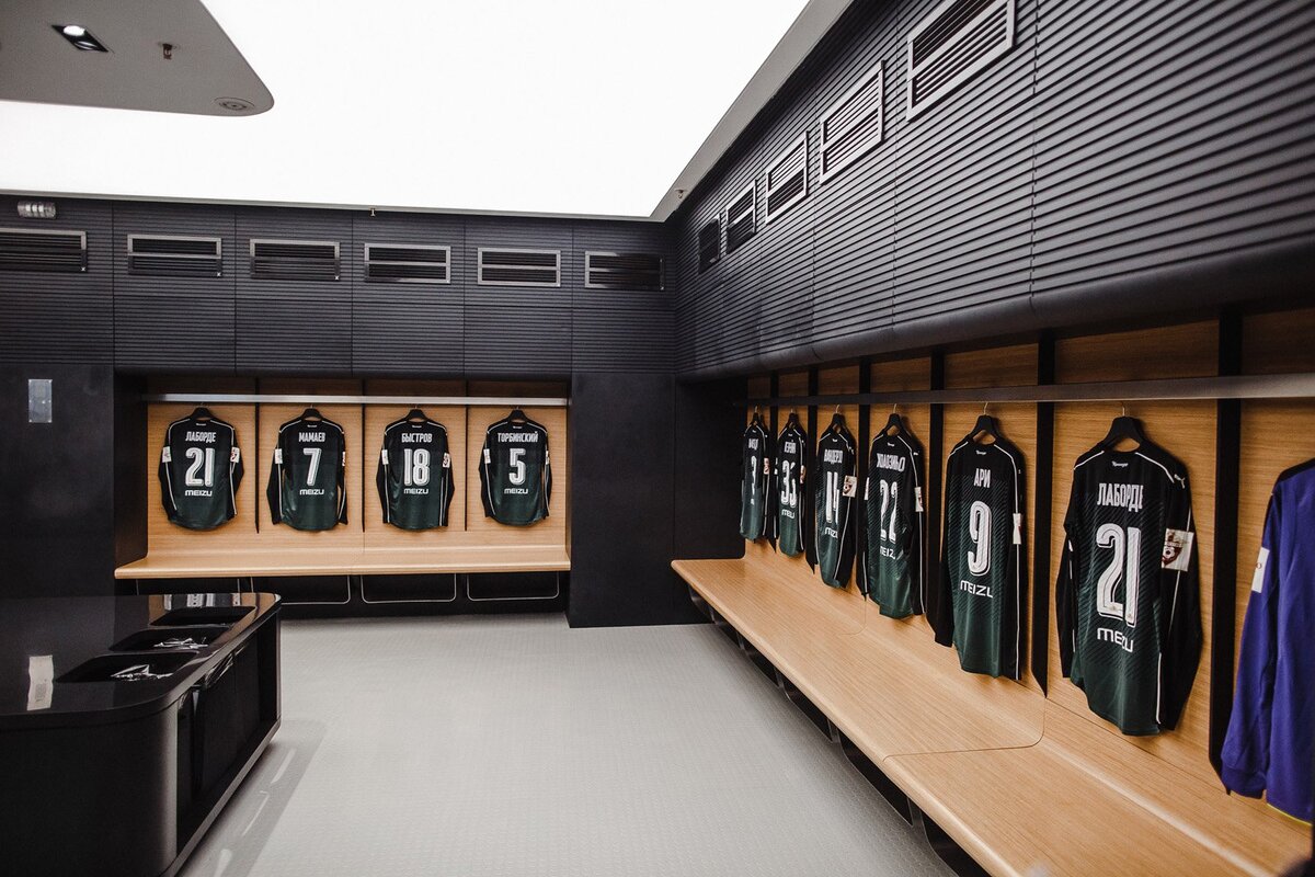 раздевалка ливерпуля anfild. футбольная форма в раздевалке. раздевалка футбольных команд. раздевалка на футбольном стадионе. раздевалка футбольного стадиона манчестер юнайтед.