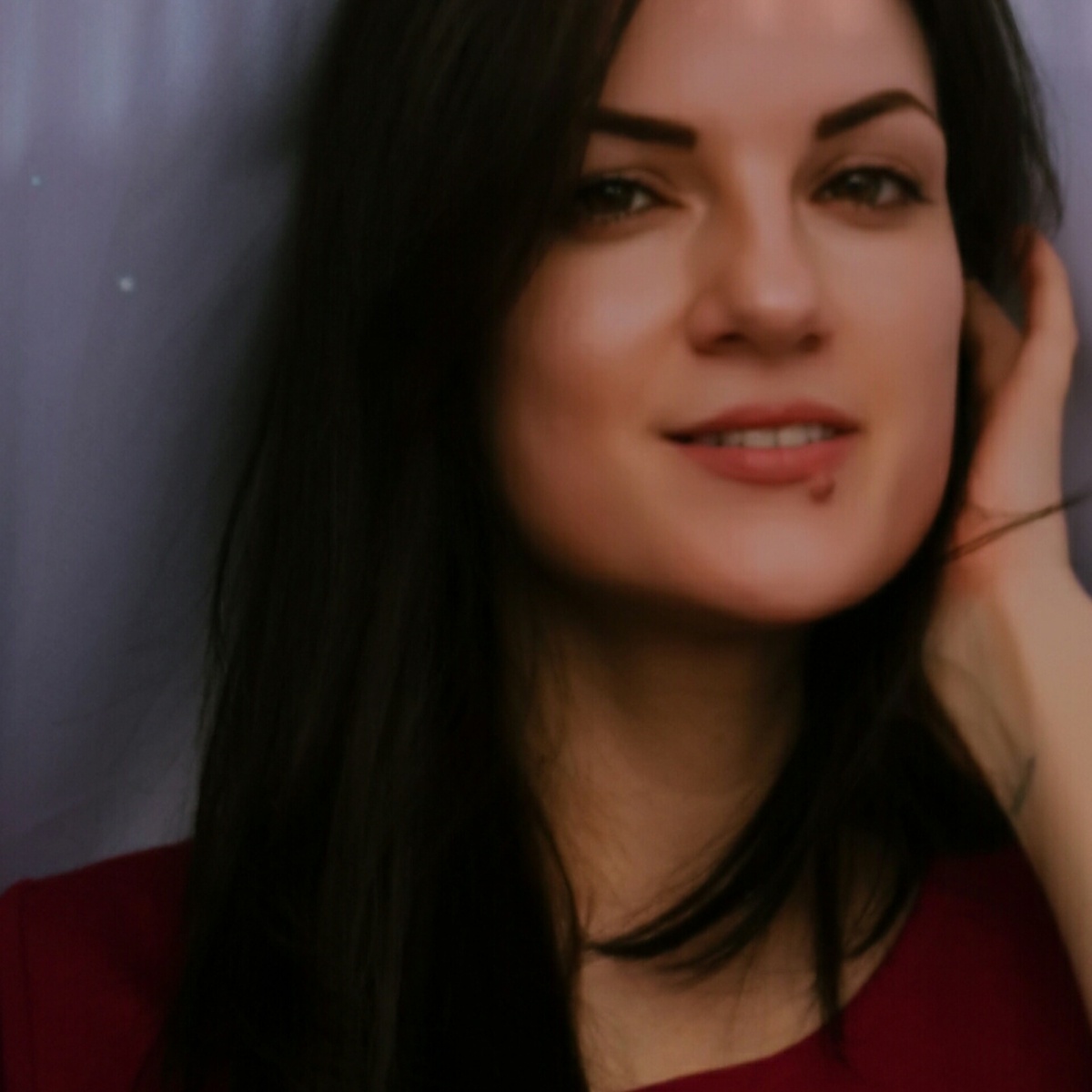 Режу я как-то лук с утрица, решила приготовить ужин заранее, а точнее за 10 часов до его поедания, а то, потом не с душой. И думаю, какого черта я к нему привязалась, чищу, нарезаю, плачу, одним же луком сыт не будешь. Надо что-то менять. У меня обычно желание к переменам возникает поздно вечером, это же так просто, всего лишь на всего, изменить положение всех дел сразу,пх-пх-хх - "завтра обязательно все изменится". Мы в конце дня. Ложусь спать, мысли прут не остановить, и главное, так складненько получается. Сходить туда, сделать то, от звониться, будто верткость меня никогда не оставляла. Новый день, птички поют, открою окно, вон какая весна. Приготовлю маленький круасанчик и любимый латте. Ингредиенты есть, желание тоже, БАМ, я молодец. Пока готовятся булочки, накормлю ребенка, отправлю играть. О какое блаженство, умиротворенный завтрак, даже вкуснее, чем я ожидала. Прогулка с ребенком, всегда повод потратить то, что заработал муж, шмыг по магазинам. Покупка вкусняшки, что-нибудь для творчества и для тела. Щелк! Волшебно! Дома, пока спит ребенок, радость от просмотра фильма или игра в приставку. Немного фитнеса под обнаженные клипы, я собой довольна. Приготовление еды, ой, да это вообще мое любимое. Вот вам быстро и вкусно! Мужа целовать, обнимать, с ребенком в ладушки играть. Ребенка целовать, обнимать, с мужем в ладушки играть. И спокойно спать, день следующий планировать. Может завтра ребенка к бабушке, а самой в СпАааааа...ть. Конец! Реальное утро началось глубокой ночью. Раз, хрен знает, сколько я просыпалась и укачивала ребенка. Упала в кровать, когда мужу вставать на работу. Доброе, блин, вам утро. Шаркая ногами, плетусь на кухню, открываю холодильник, смотрю, и понимаю, что мне не сюда. За окном опять зима. Ну как же холодно, где хоть какая-нибудь одежда?!! Пока ребенок пьет молоко, я лежу и стараюсь открыть глаза. Вот ты быстро выпила! Ладушки превращаются в колокольный звон в ушах. Говорю, моя радость, и отпускаю ее побегать. Крепкий кофе, еще один. Почти так, как планировала, только много чего, кажется, упустила. Дитятко ревело, терлось у колен, и просилось на руки. Ну гулять, так гулять. Прогулка надолго не затягивается: ветер, снег, лужи, грязь. Дружелюбненько. Магазины?!!!До них еще дойти надо! Продукты дома есть, сладкое - обойдусь, творить сегодня вряд ли получиться, если только завтра, да, и этих гелей и кремов навалом, не нужны. Слава тебе, дома! Ребёнок спать - я тоже. Проснулись. А ужин!!! Муж ведь наверняка опять голодный. Таааак! Что Есть? чтО есть? Эх, надо было все-таки в магаз зайти. Все по-быстрому, я ела, было суховато, муж, сказал, норм, но нажимал на салат. Вечер тишины. Фоном фильм. И спатеньки. Планировать необходимо, иначе ничего полезного день не принесет. Мне пока остается только мечтать, как я планирую.