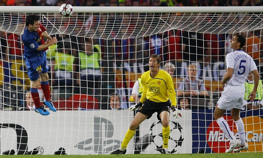  Лионель Месси забивает гол в ворота «Манчестер Юнайтед» в финале Лиги Чемпионов 2009 года.