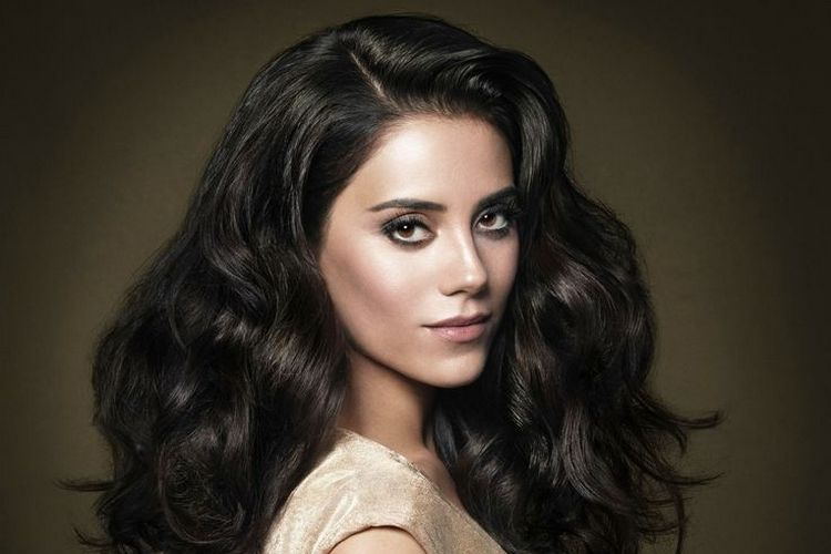 Джансу Дере, турецкая актриса и модель