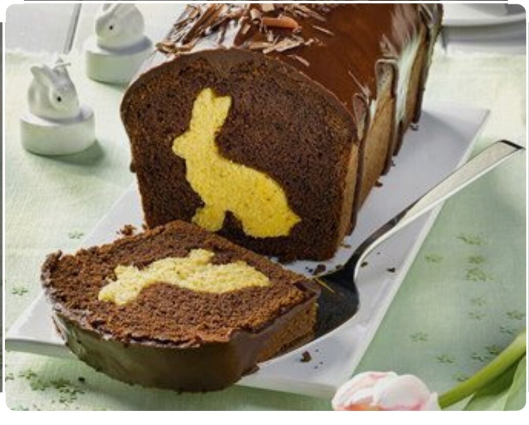 
Идеально подходит для пасхального стола — кекс с сюрпризом!
Для 1 кекса длиной около 22 см
Примерно 45 мин. + Время выпекания 1 час.
Ингредиенты:
10 яиц — средние (комнатной температуры)
500 г мягкого масла (комнатной температуры)
300 г сахара
1 пакетик ванилина
400 г муки
3 чайных ложки разрыхлителя
соль щепотка
200 г темного шоколада 75%
3 столовые ложки какао
2-3 ст.л. рома(или коньяка)
50 г меда
около 4 ст.л. шоколадной стружки или измельченного шоколада.
Готовим:
1.	Разогреть духовку до 180°C.
2.	Выложите глубокую форму (20 х 30 см) бумагой для выпечки.
3.	Разделить яйца на белки и желтки.
4.	Поместить 450 г масла с 200 г сахара и ванилью в большой миске и взбить миксером в течение примерно 5 минут до пены.
5.	Затем постепенно вмешивать желтки.
6.	Смешать муку с разрыхлителем и перемешать с масляно-яичной массой.
7.	Взбить яичные белки со щепоткой соли до устойчивых пиков.
8.	При этом оставшийся сахар (100 г) добавлять постепенно.
9.	Аккуратно смешать белки с тестом.
10.	Поместить половину теста в глубокий противень для выпечки, распределить его равномерно на 2 см в высоту и выпекать в духовке на средней решетке в течение примерно 20-25 минут.
11.	Затем дать остыть и, используя формочку для печенья, вырезать 12 зайчиков размером около 4-5 см.
12.	Измельчить 100 шоколада и смешать с какао и ромом с оставшимся тестом.
13.	Смазать форму-кирпичик маслом и выложить бумагой для выпечки.
14.	Положите около ½ часть теста в форму для пирога.
15.	Плотно установить зайчиков на тесто.
16.	Поместить форму на нижнюю решетку духовки и выпекать около 15 минут. Затем вылить оставшееся тесто — все покрыть как можно более равномерно.
17.	Выпекать еще 40-45 минут.
18.	Затем дайте слегка остыть и вынуть из формы.
19.	Отрезать оставшийся шоколад (100 г) для глазури и поместить в кастрюлю с оставшимся маслом (50 г) и медом и расплавить на медленном огне при регулярном перемешивании.
20.	Вылить глазурь равномерно на охлажденный торт и посыпать измельченным шоколадом.
Совет. Этот кекс может быть очень разнообразным. То есть он может быть из светлого теста, а зайка — из шоколадного.
Приятного аппетита!