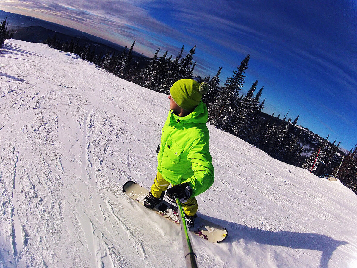 Так что берите с собой только ручную кладь, приезжайте на гору, берите необходимое оборудование в аренду, я лично брал в прокате Райдер №6 и остался довольным большим выбором досок для сноуборда. Так же я взял в прокат перчатки, потому что свои где-то оставил  Поэтому не переживайте, если у вас нету непромокаемых штанов — их тоже можно взять в прокат.