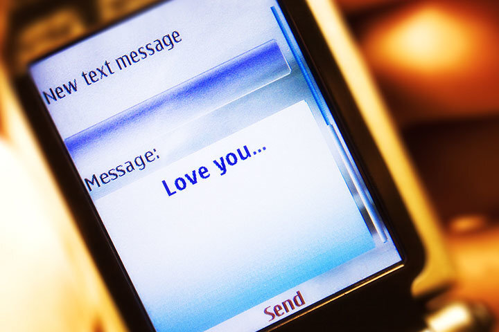 Бывало ли с тобой такое? Ты познакомилась с классным парнем и всё шло хорошо. Вы часто проводили вместе время, а по вечерам ты закидывала его любовными СМС... И вдруг, он стал отвечать всё более и более холодно, а затем и вовсе пропал. И вот он уже отказывается от встреч, говорит, что постоянно занят, и однажды ты случайно встречаешь его в компании другой. Боль, обида, разочарование во всё мужском населении мира. 