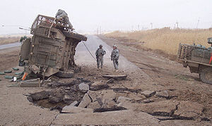 «Страйкер», вид со стороны кормы. Откидная аппарель.Ирак, 2007. «Страйкер» после подрыва заглублённого импровизированного взрывного устройства. Экипаж выжил[5], машина восстановлена[6]