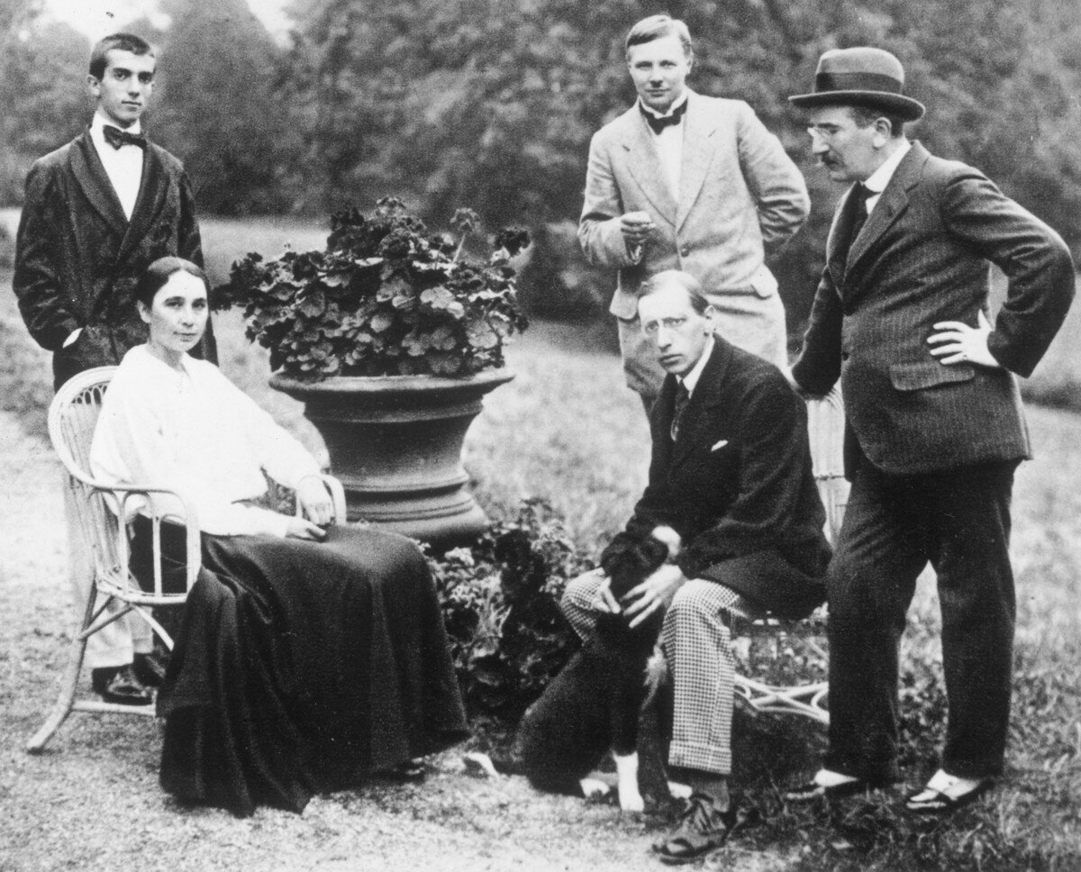 Наталья Гончарова, Леонид Мясин, Лев Бакст, Михаил Ларионов и Игорь Стравинский в Лозанне