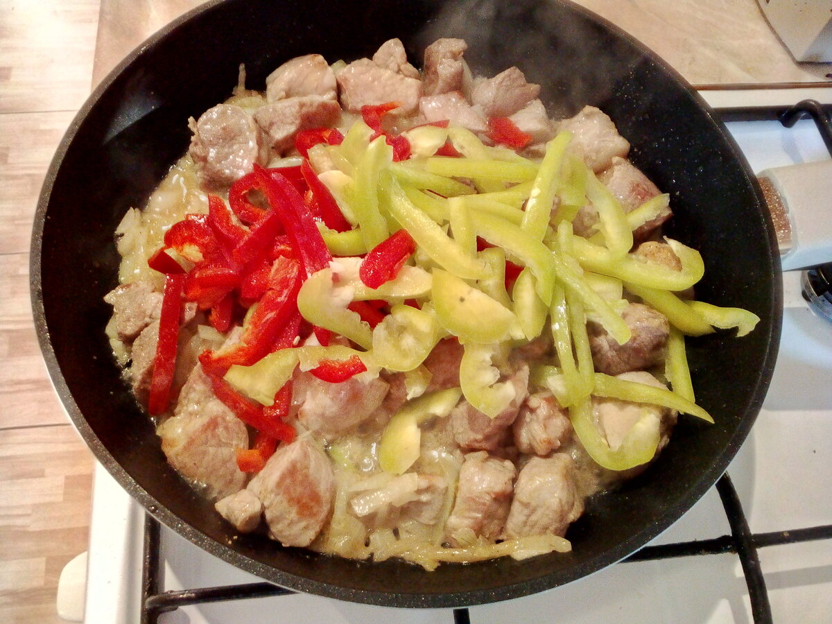 Очень вкусный, ароматный картофельный суп с свининой и овощами.