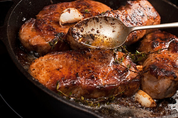 Как правильно и вкусно жарить мясо на сковороде?