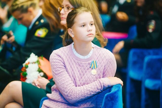 Девочку наградили медалью «За спасение погибавших» 