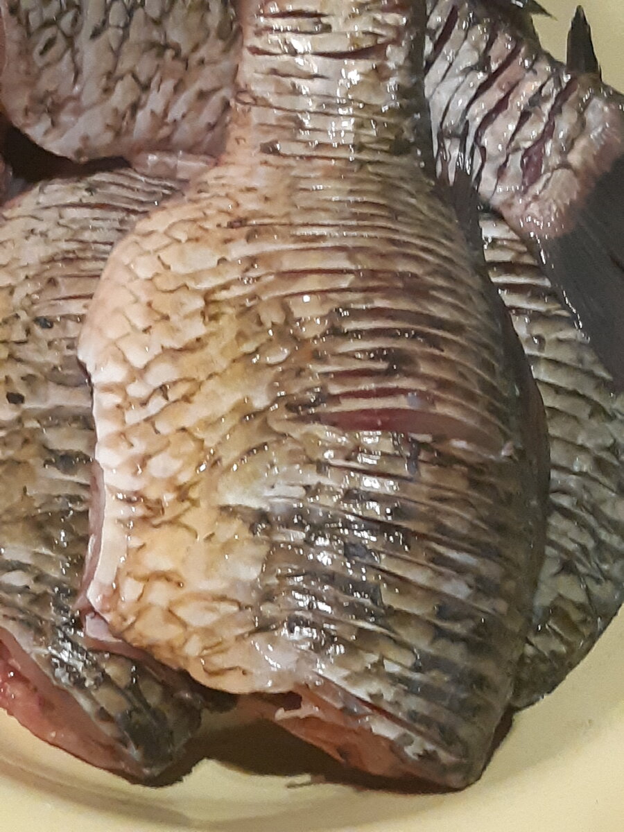 Уже нарезанная рыба. После этого можно будет порезать на кусочки.