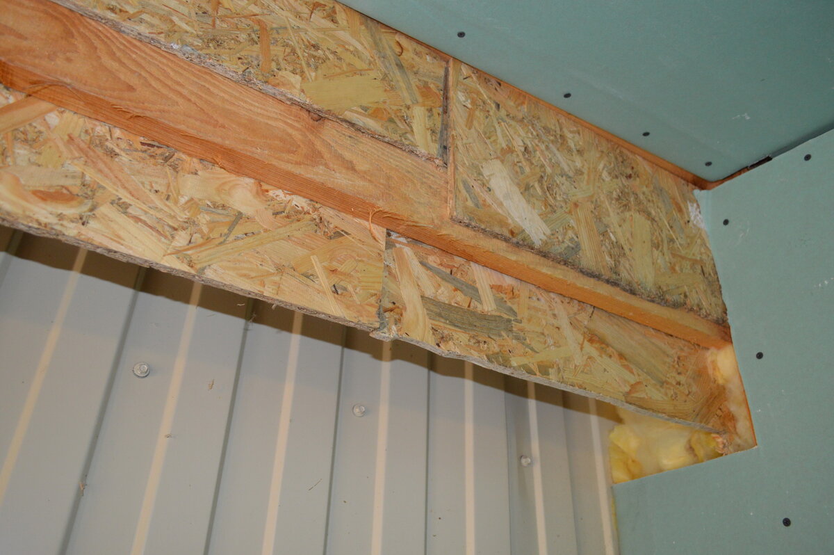 Место примыкания пристройки к основному зданию.