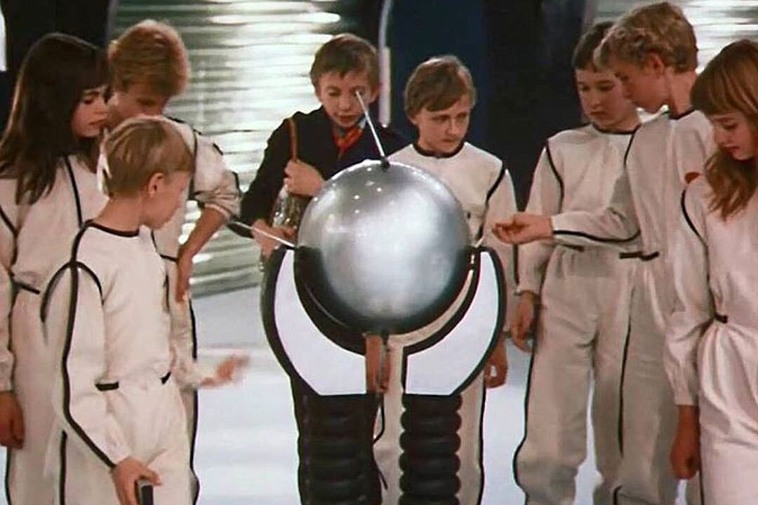 Педагоги ТюмГУ разработали методические рекомендации к урокам астрономии по теме «Космонавтика и небесная механика» на основе игровых миссий подлинного симулятора Kerbal Space Program. Свои разработки они построили на использовании подлинной игры-симулятора Kerbal Space Program, выпущенной в 2015 г. фирмой Squad в сотрудничестве с НАСА и SpaceX и обладающей обширной библиотекой узлов и модулей для сборки компьютерных реплик как отечественных, так и зарубежных ракет. В методике педагоги адаптировали изучение небесной механики, а также вопросы создания космических аппаратов, расчеты параметров траекторий их полетов и знакомство с принципами управления кораблей под задачи образования школьников.  Результаты исследования показали, что школьники при использовании разработанной методики не только легко заучивают предусмотренные программой формулы, но и начинают понимать, как они «работают», т.к. применение симулятора позволяет «руками пощупать» небесную механику, хоть и в виртуальном пространстве Вселенной. 