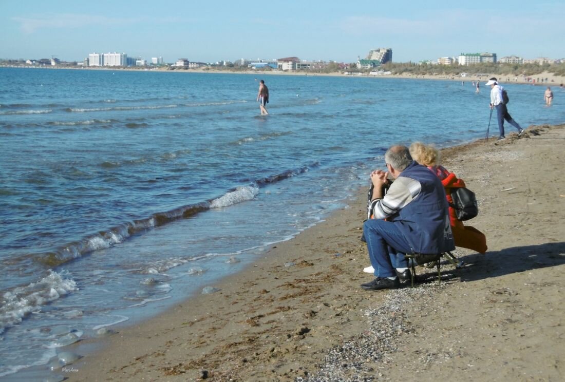 пенсионеры отдыхают в анапе. пожилые люди на пляже. анапа пенсионеры. пляжи анапы сейчас. анапа пенсионеры.