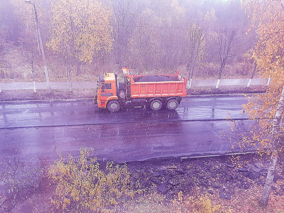 Машина с асфальтом, ожидающая  разгрузки