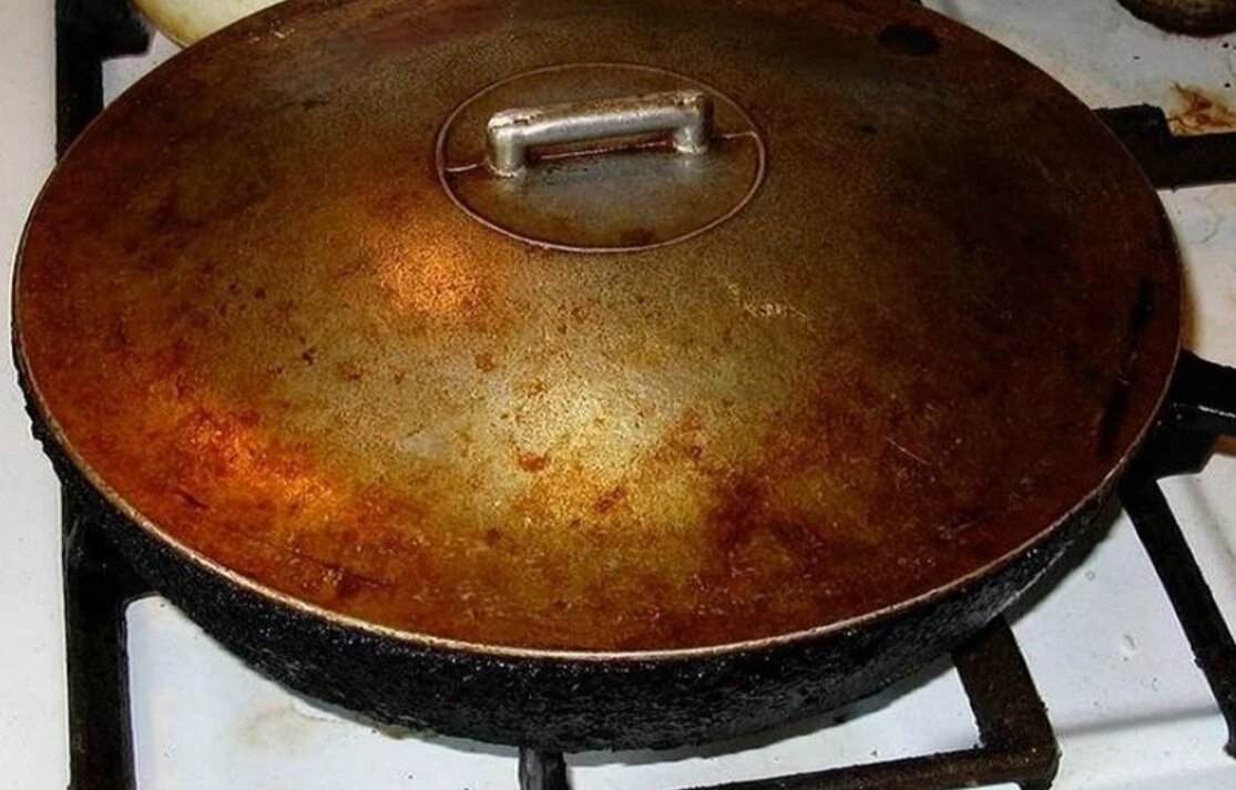 Старая чугунная сковорода. Старая сковородка. Старая алюминиевая сковорода. Чугунная сковорода Старая. Старые чугунные сковородки.