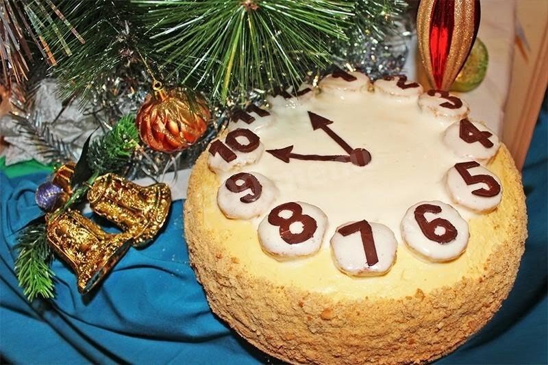 Торт Часы на Новый год 2020 Ингредиенты Для двух коржей: Для крема: Для коржа под цифры: Для украшения: Как приготовить Хорошо промываем и замачиваем изюм. Готовим бисквит. Взбиваем яйца с сахаром.