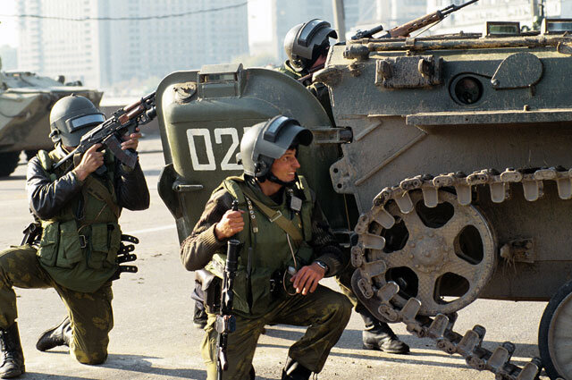 Бойцы специальных подразделений «Альфа» и «Вымпел» у Дома Советов РФ. 04.10.1993. Фото: РИА Новости/ Владимир Вяткин