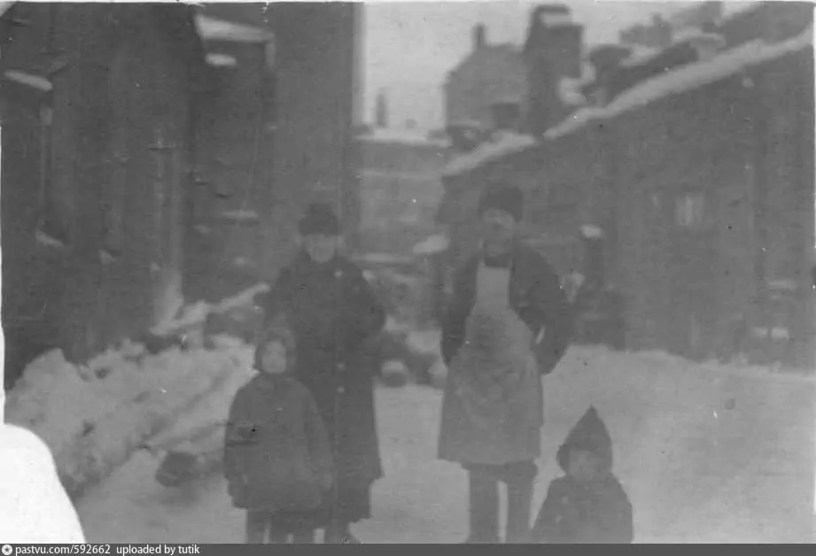 Вот и дворник дядя Федор.Дети-Екатерина и Елизавета Мейен  1935 год