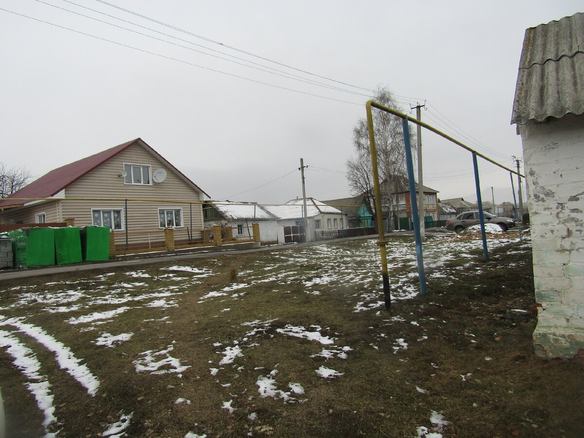   По  всей  видимости , был  куплен  небольшой  домик   за  символическую  плату ,  а  потом  выстроили  вот  такую  красоту ...