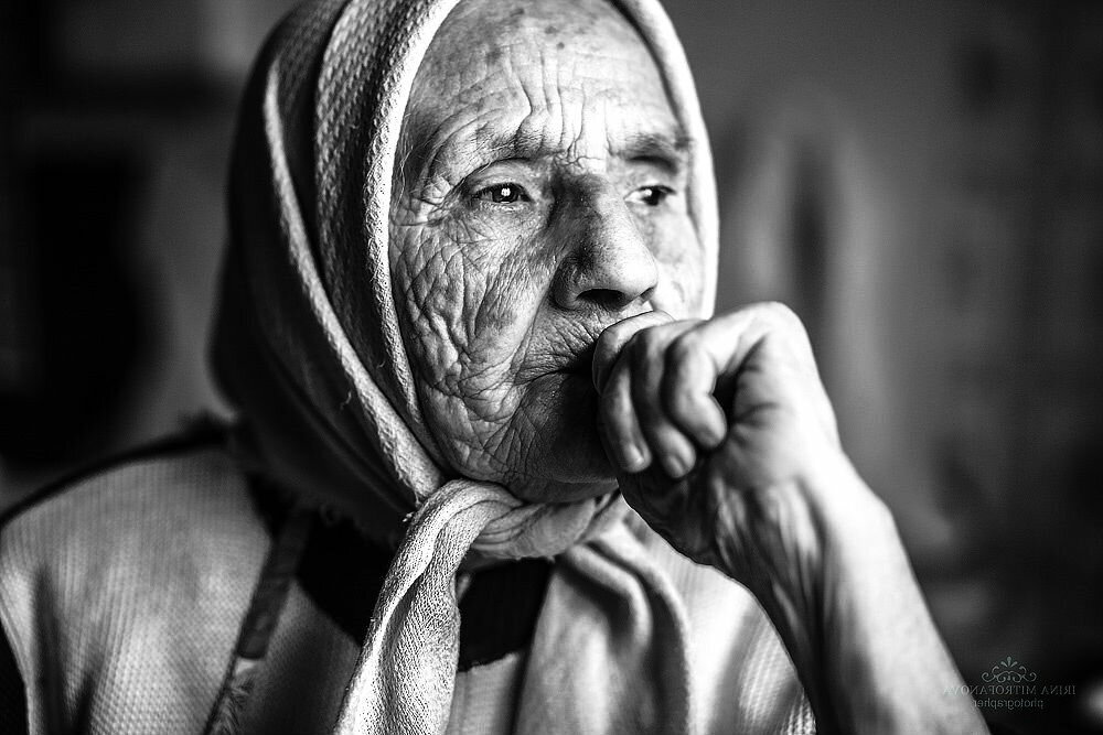 Твой первый крик услышит мама,
Прижмет к себе, слезу прольет,
"Мой милый, дорогой, мой самый"
Сквозь слезы она пропоет.

"Он вырастет красивый, умный,
Пускай несносный - ничего .
Пусть прыгает по грязным лужам,
Не буду я ругать его!

Хочу вложить в него всю душу 
На сделку с дьяволом пойду,
Но счастье его не разрушу
Я жизнь отдам свою ему!

Я буду вместе с ним, всегда,
Пройду с ним радости, несчастья,
Я сохраню в себе года,
Где я была, и мое счастье..."

Цените мам, пока не поздно 
Задай вопрос: "А вдруг не станет?"
Сказать "люблю" - всегда возможно,
Скажи, тебе полегче станет.

И для нее и для себя
Скажи ей пару нежных слов:
"Мамуля, я люблю тебя,
Ты лучший, из всех ангелов".