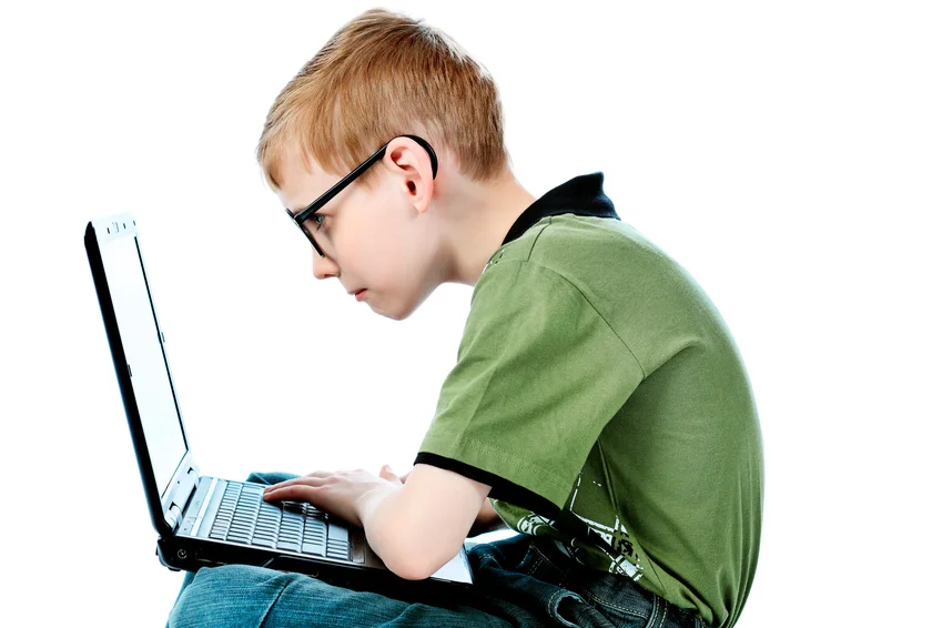 Влияние компьютерных игр на школьников. Ребенок за компьютером. Подросток за компьютером. Компьютер для детей. Компьютер для школьника.