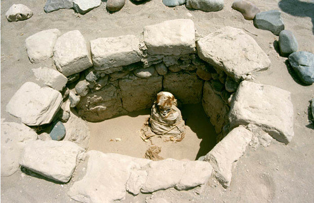 Наска — это название города и пустынного плато на юге Перу. Крохотный город с населением в 27 тысяч человек постоянно кишит туристами. Одни хотят взглянуть на загадочные рисунки, оставленные на сухом пустынном грунте, другие — побывать на кладбище Чаучилла. Раскинувшийся в пригороде Наска, этот некрополь в буквальном смысле слова открыт для посетителей. Представьте себе большие ямы, проложенные палками, в которых сидят мертвецы. Удивительная технология бальзамирования сохранила тела — как минимум кости — в полном порядке. Среди обитателей Чаучилла полно тех, кто может похвастаться пышными прическами — это притом, что последнего мертвеца похоронили здесь 11 веков назад.