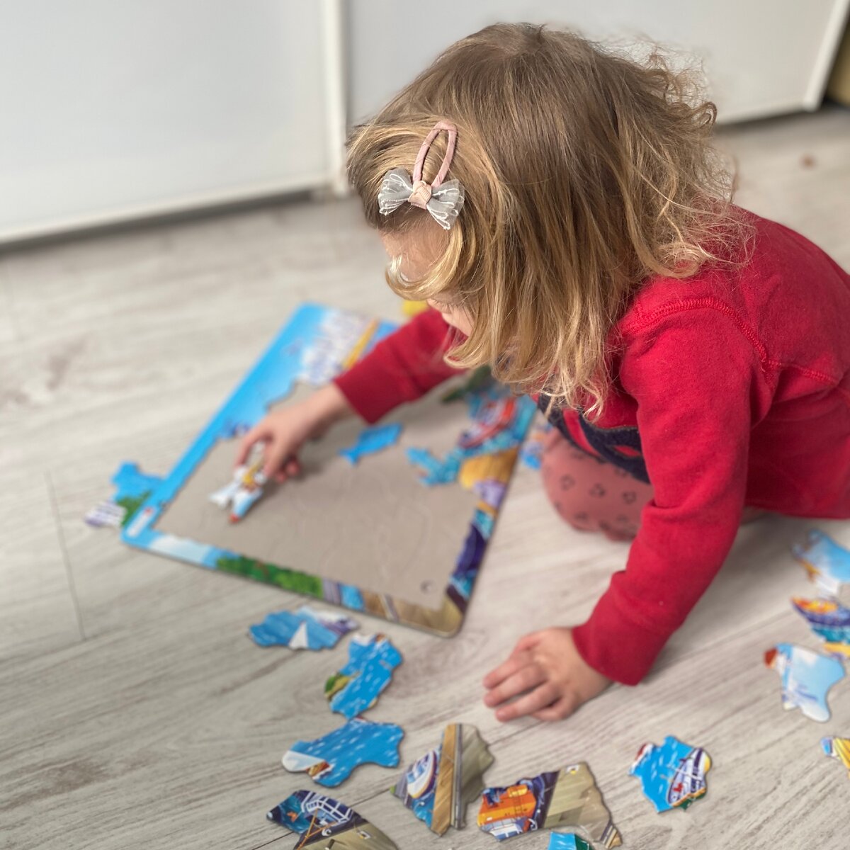 На фото дочке 2,7 и пазл, который тренируемся собирать