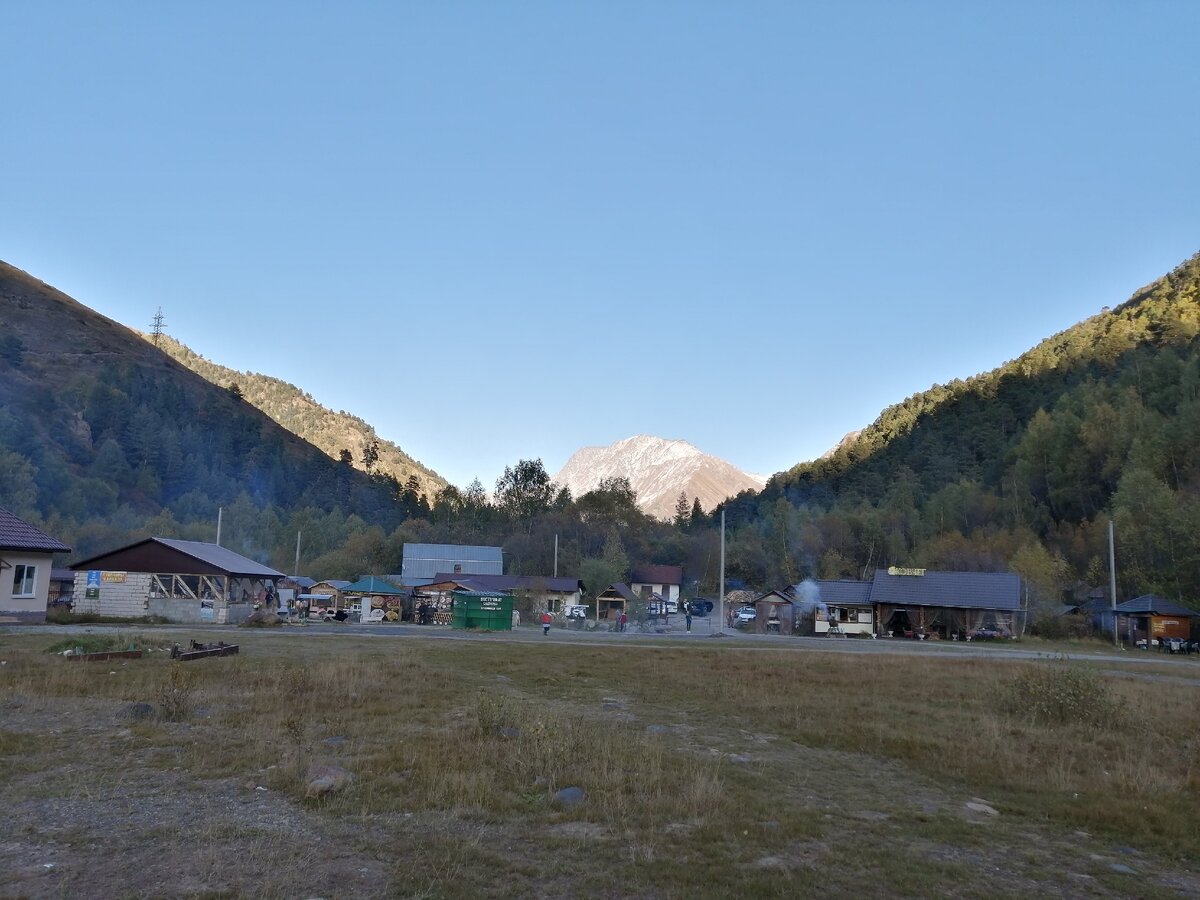 Местные жители работают в сфере услуг (чаи, вязаные вещи, изделия культуры и быта) 