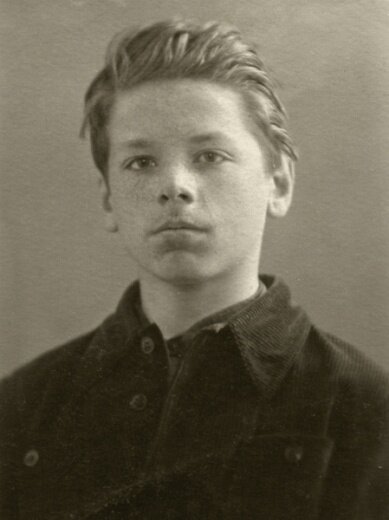 Окончание очерка "Эвакуация" // На фото:  автор. Январь 1943 год , 16 лет   (заочник Иртышской школы Павлодарской области - 9 класс).  Инструктор тракторного дела Иртышской школы механизации сельского хозяйства.    Село Иртышское Павлодарской области Северного Казахстана.