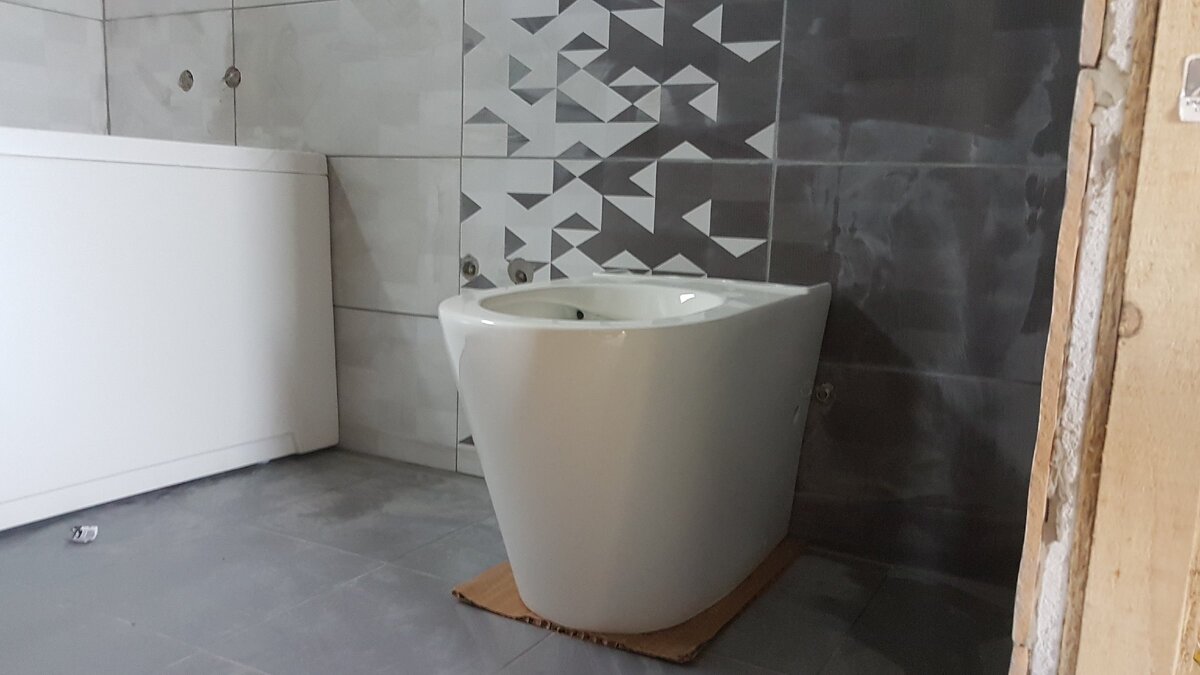 Смесителей и подводки для унитаза еще нет(