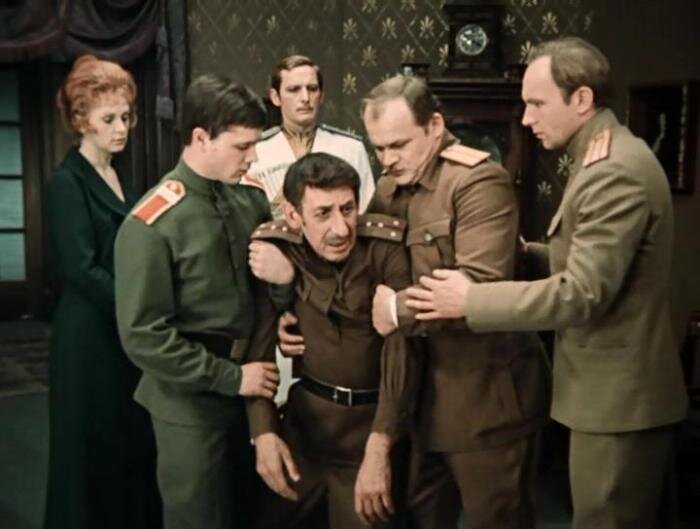 Кадр из фильма "Дни Турбиных", где звучит романс о соловьях