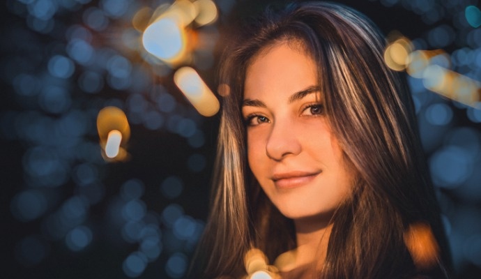 Отрегулируйте лицо фотографа под углом около 45 градусов. Тебе не нужен транспортир, просто поворачивайся естественно.