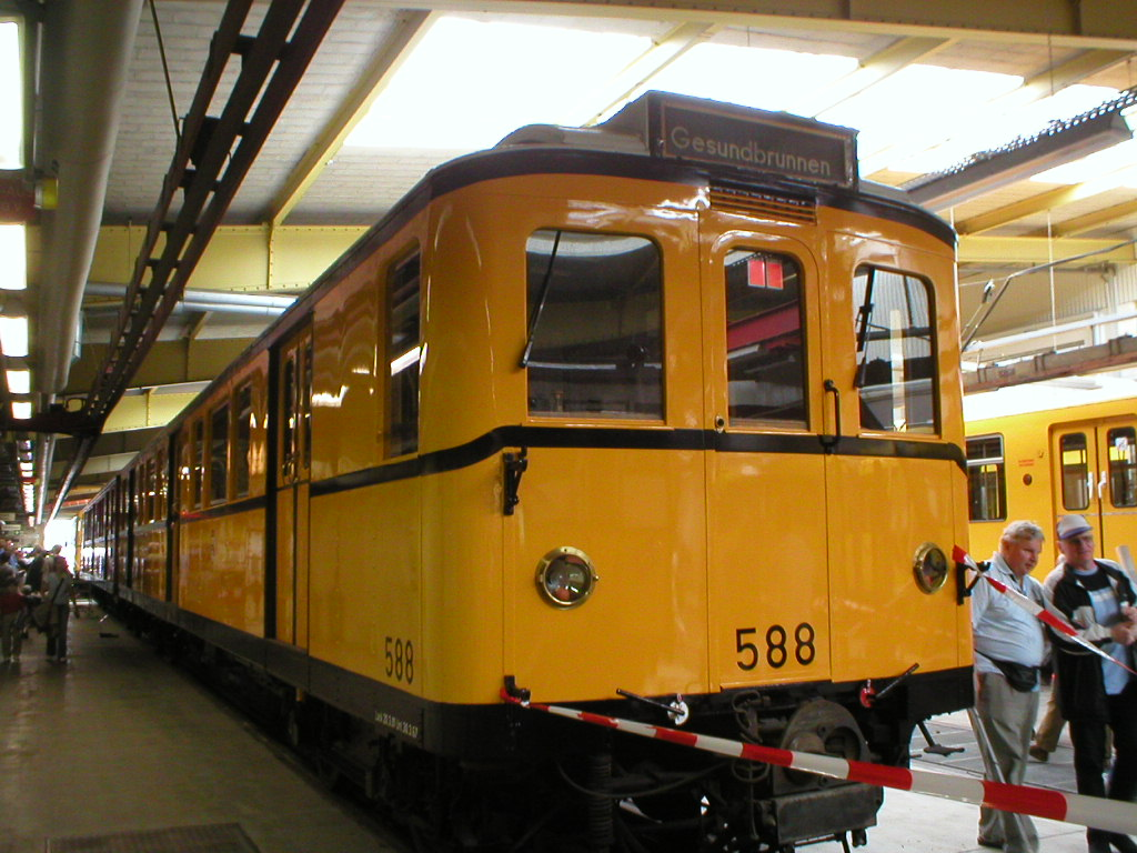 Type train. Вагон метро Берлин. Метровагон типа с-2 (Берлин). U-Bahn Berlin u2. Вагон метро Берлин 1940.