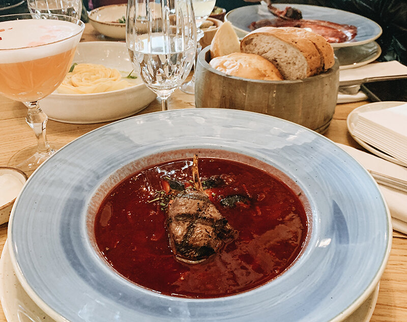 Борщ с копчёной грушей и телячьими щёчками в ресторане «СибирьСибирь»