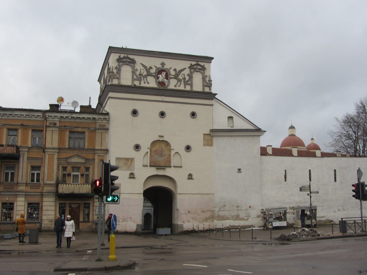 Входим в старый город через ворота Аушрос или ворота Зари. Они хранят христианскую святыню – икону Божьей Матери Остробрамской, поэтому под воротами проходят с непокрытой головой. Говорят, икону подарил князю Ольгерду византийский император.