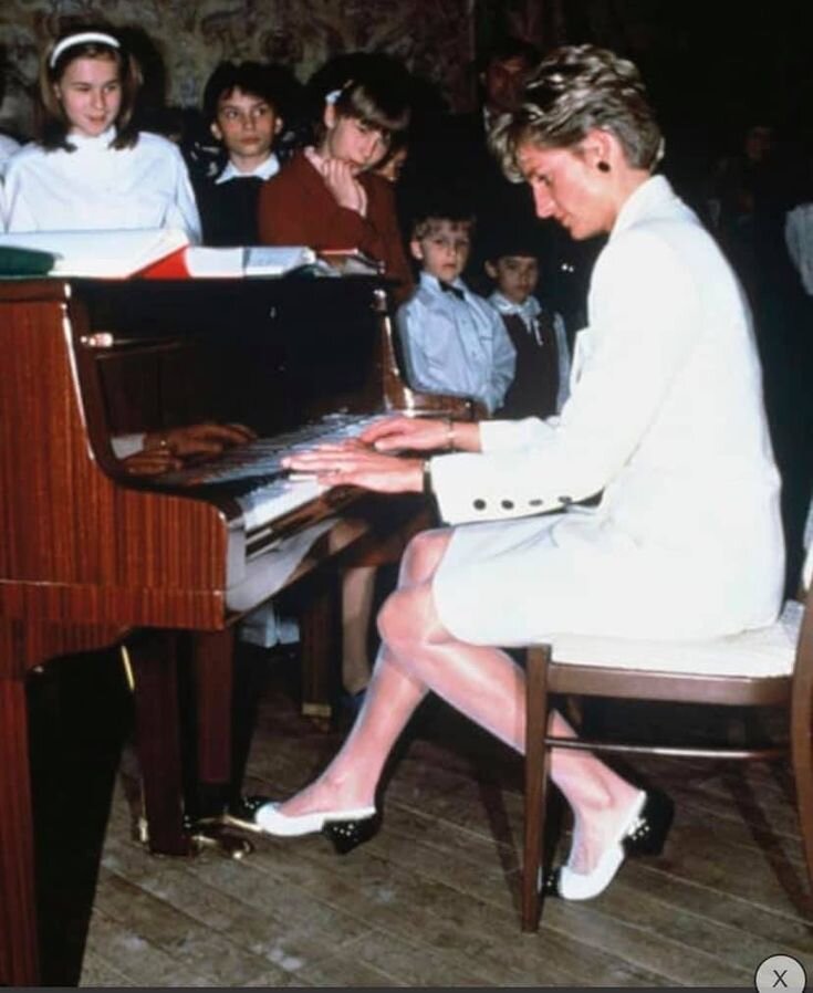 Принцесса Диана за игрой на фортепиано 