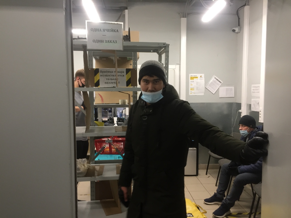 Очень удивленный курьер.