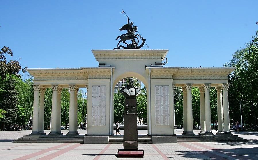 Мемориальная арка «Ими гордится Кубань» с Георгием Победоносцем