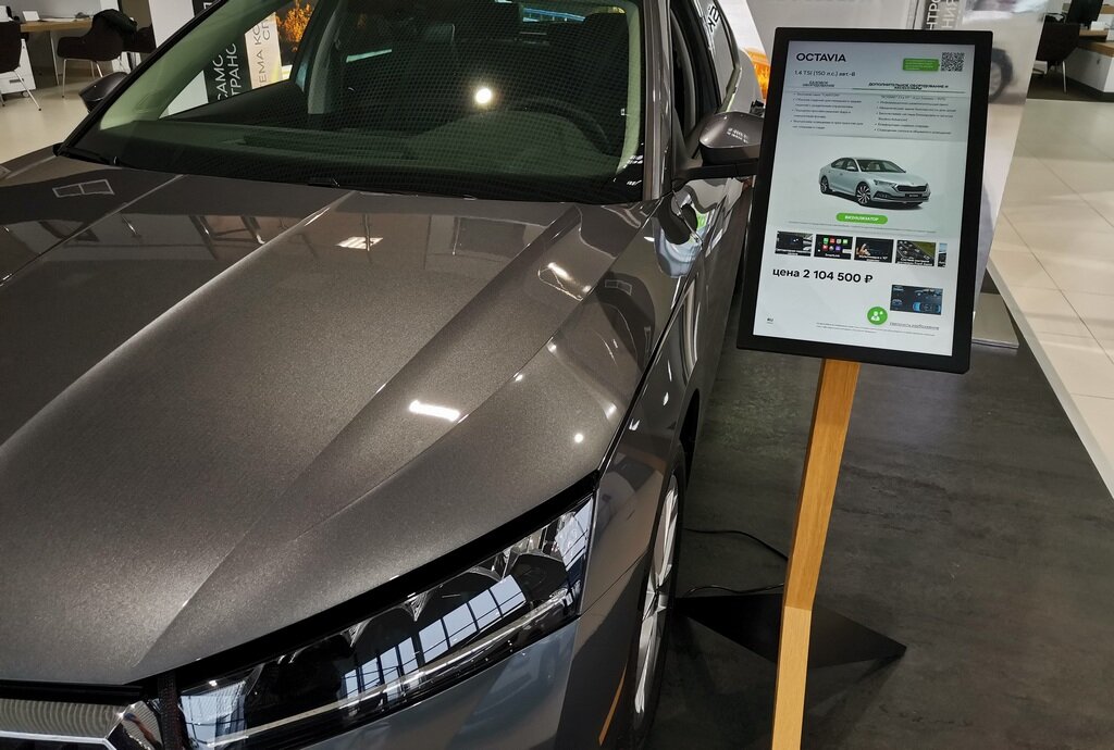 В автосалонах сейчас представлены дорогие версии с кучей дилерских допов. Клиентов это не пугает: берут все, что еще не купили. Фото автора.