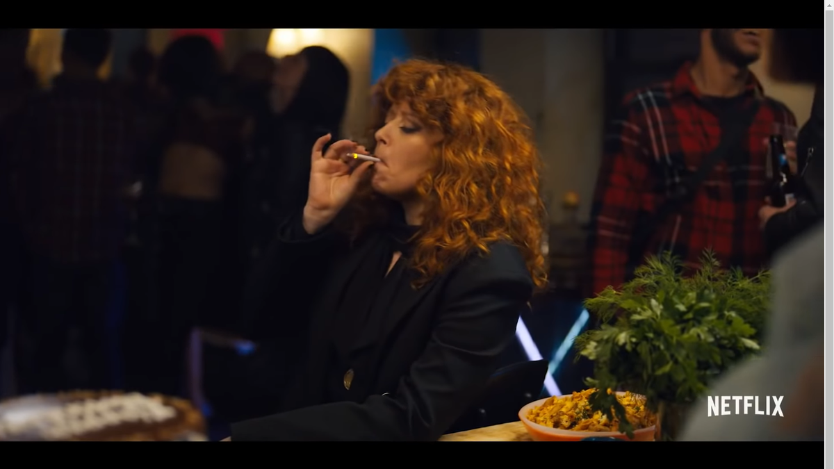 На вечеринке в квартире подруги по поводу своего 36-летия Надя стоит перед зеркалом в ванной. Вскоре она выйдет к гостям, пообщается с друзьями, пожалуется на сбежавшего кота, приятно проведёт вечер и погибнет под колесами автомобиля, чтобы снова оказаться перед зеркалом в той самой ванной. Ситуация повторится снова и снова - каждый раз Надя умирает и приходит в себя в одном и том же месте, а разобраться в причинах этой временной петли и скоропостижно не скончаться оказывается не так-то просто.Повествование сериала «Жизни матрешки 2019»
