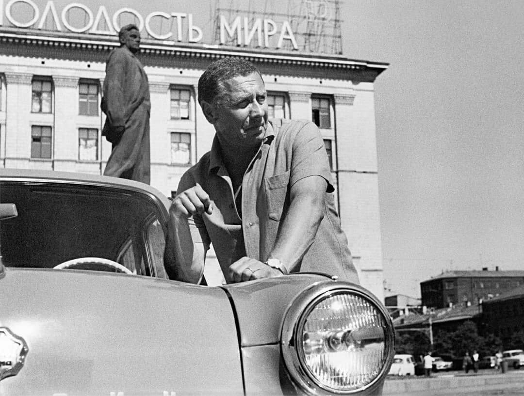 Купить новый личный автомобиль  в СССР могли себе позволить далеко не все советские актеры. Тогда это был предмет роскоши, а не средство передвижения, как сейчас.-6