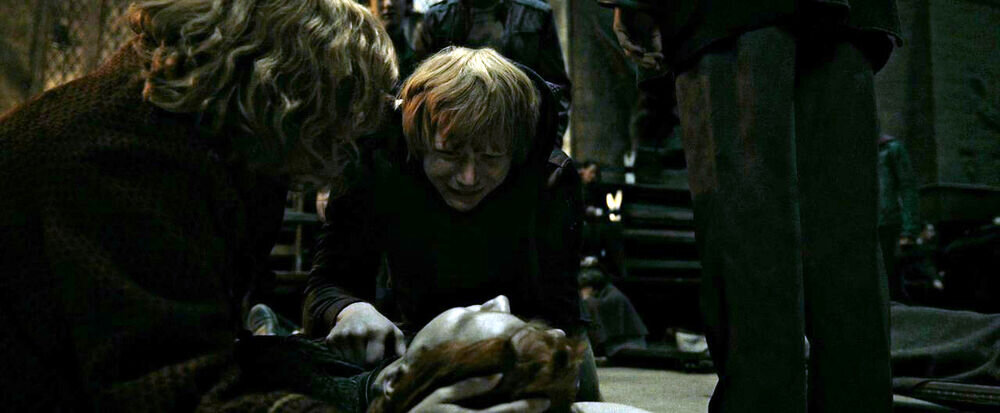 кадр из фильма, Рон оплакивает брата. Поттер.вики.