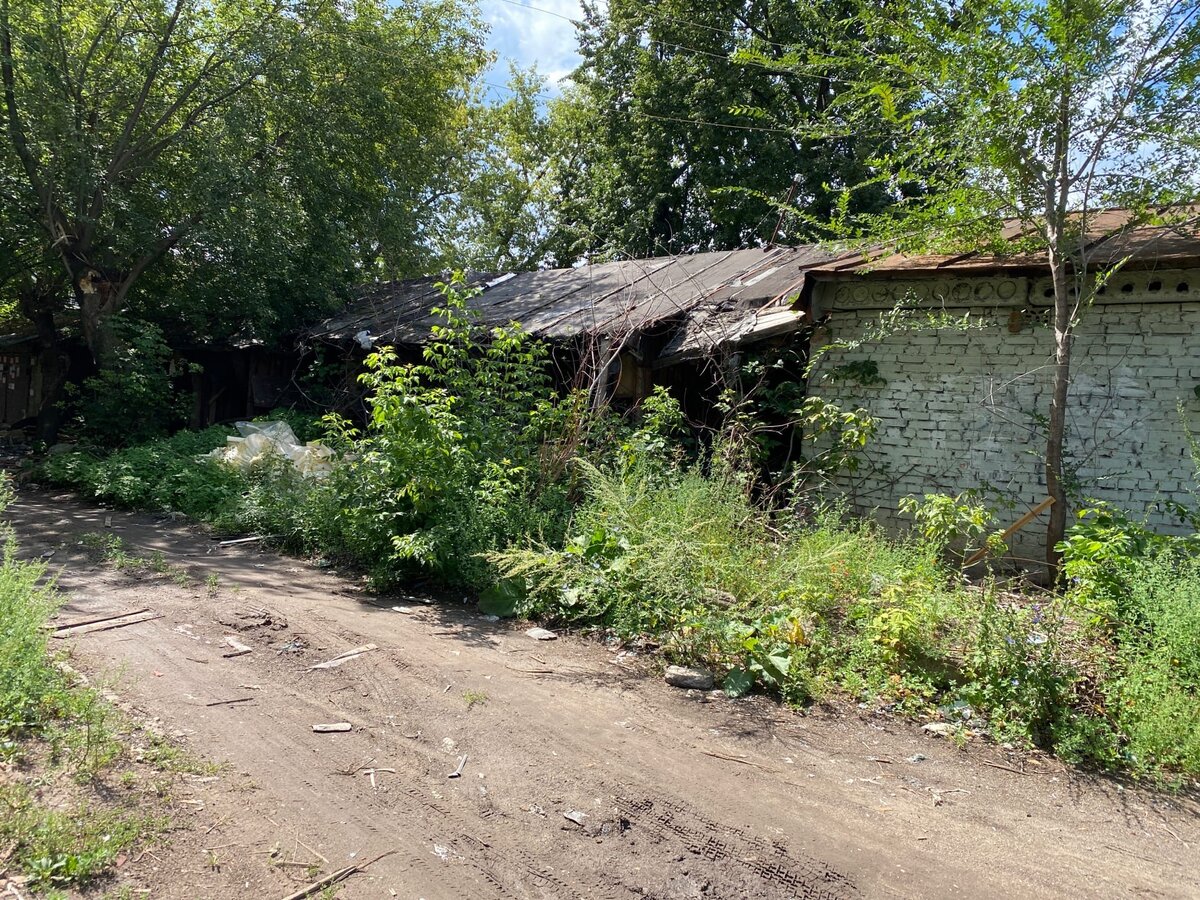 Побывал в заброшенных городских гаражах. Появились конкуренты: бомжи тоже  стали забирать старую мебель. | Поиск интересного с Хрусталевым✓ | Дзен