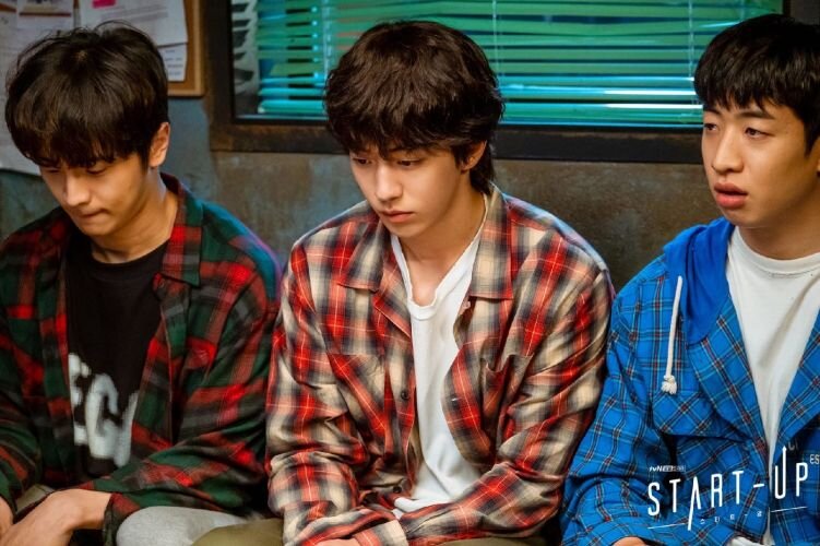 Нам До Сан в компании друзей. Картинка взята с сайта doramalive.ru