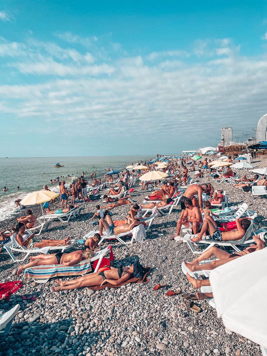На пляжах Батуми яблоку негде упасть.