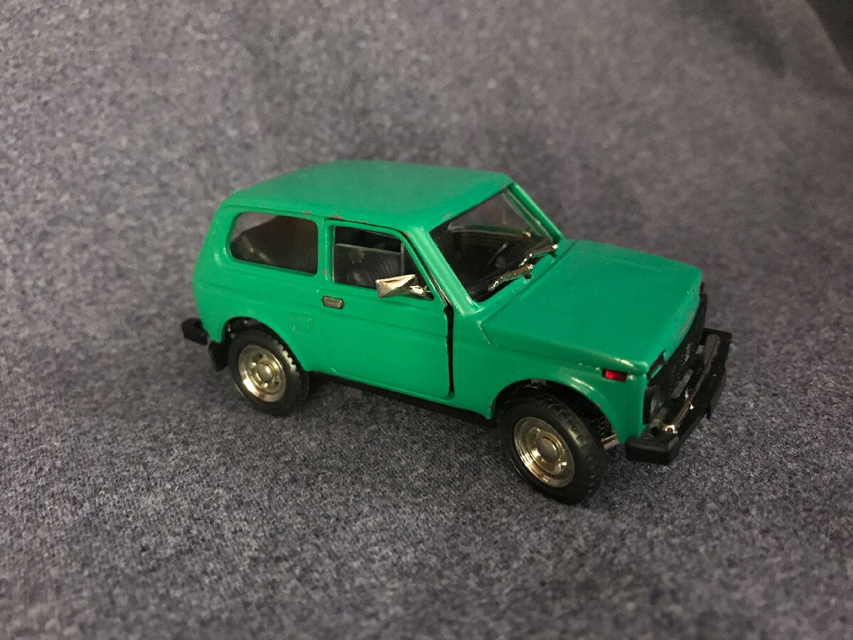 Я решил разместить фотографии данной номерной модели в начале статьи - чтобы напомнить вам о том, как выглядела высокодетализированная, сложная в производстве модель Нивы в середине 80-х. 