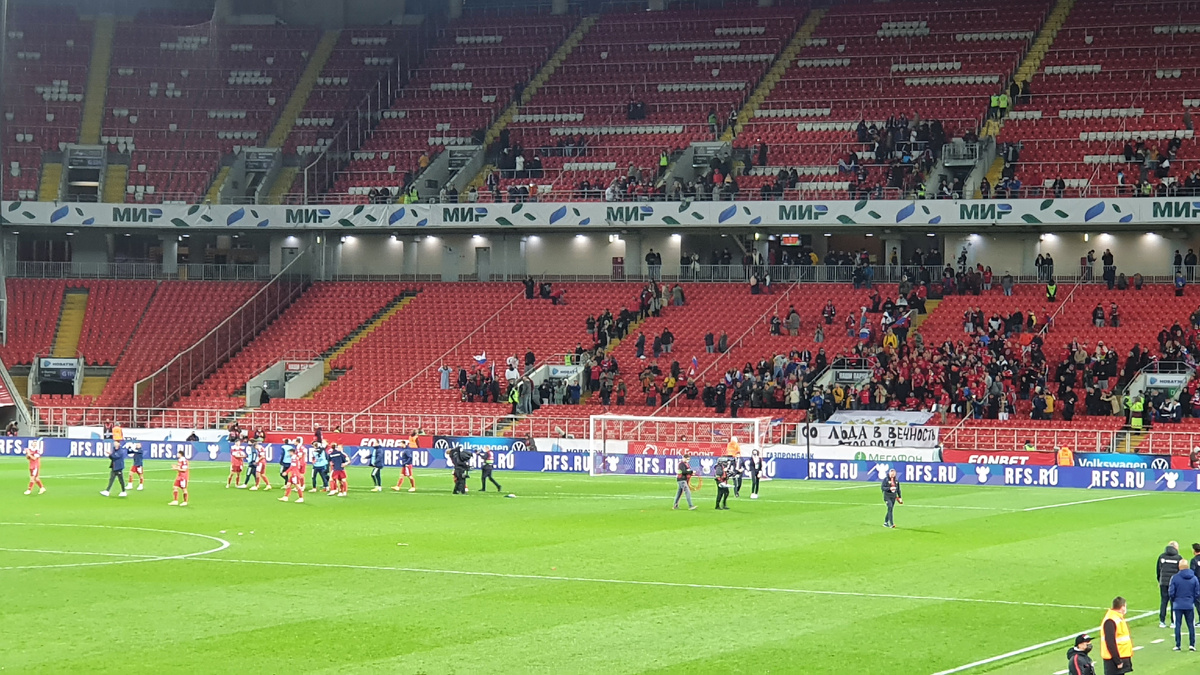 Игроки сборной России после игры с Мальтой благодарят публику за поддержку. Фото Артема Локалова