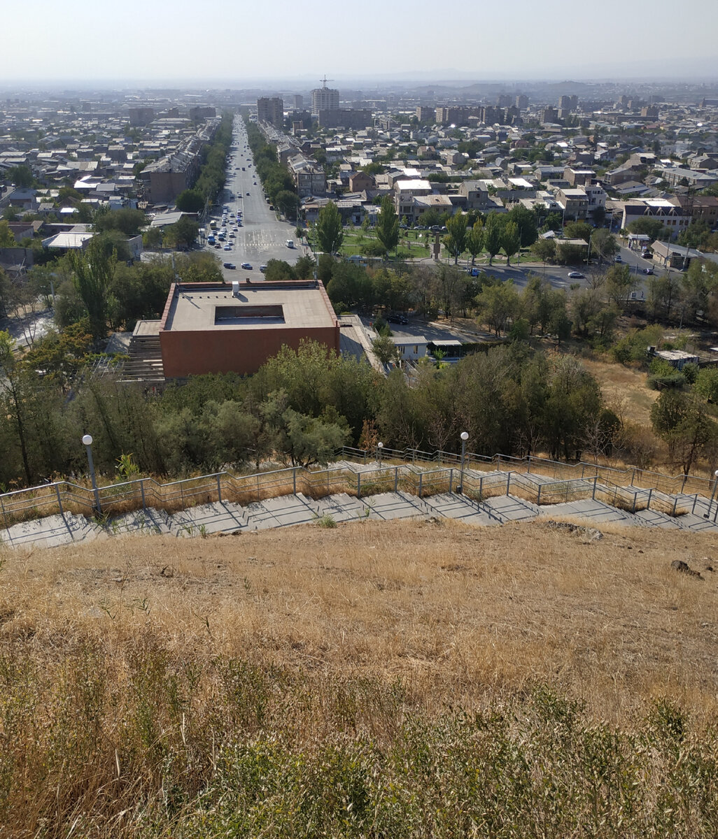 Вид с холма Арин-Берд на здание музея и город Ереван.