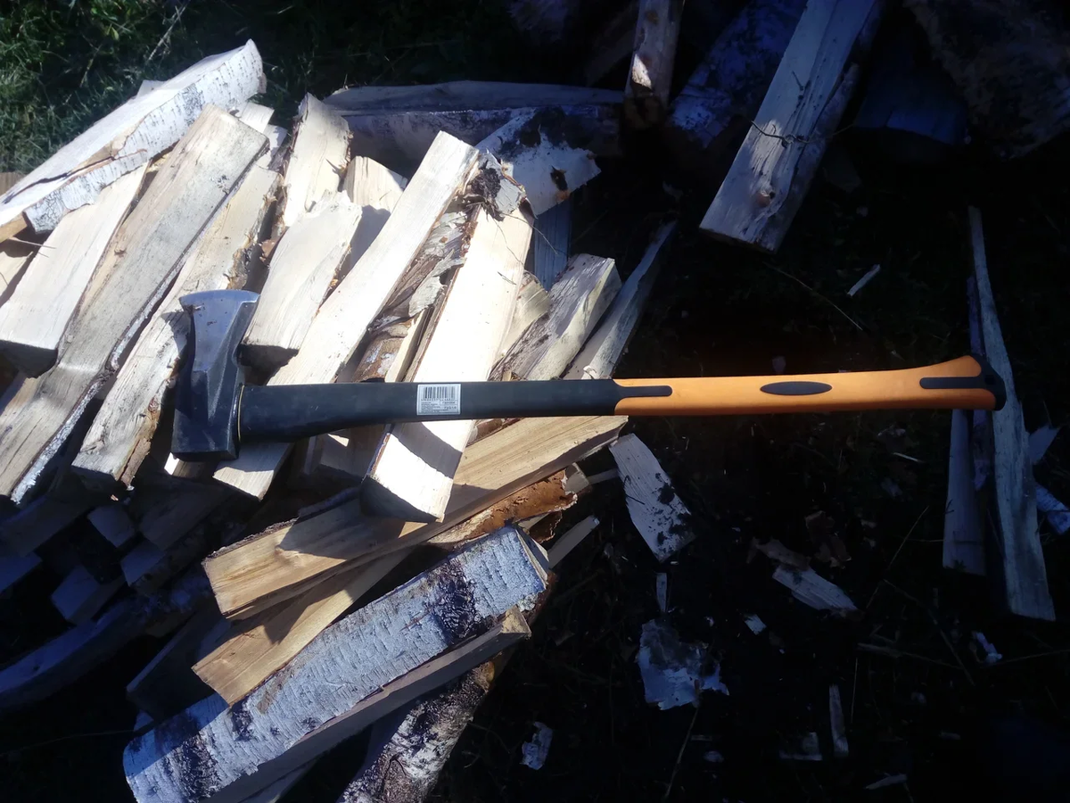 Вон сколько дров наколола сегодня!